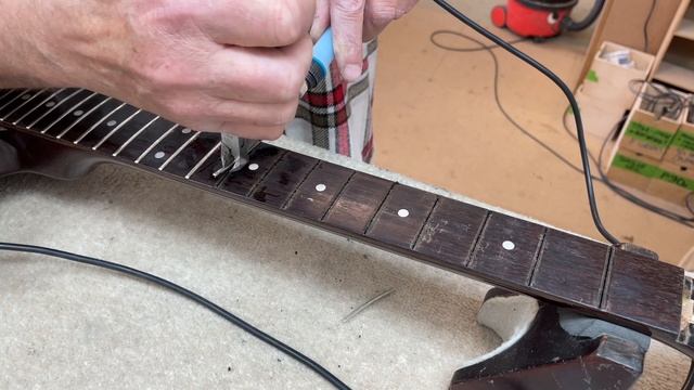 Yamaha SG200 refret Pt 1 смотреть онлайн