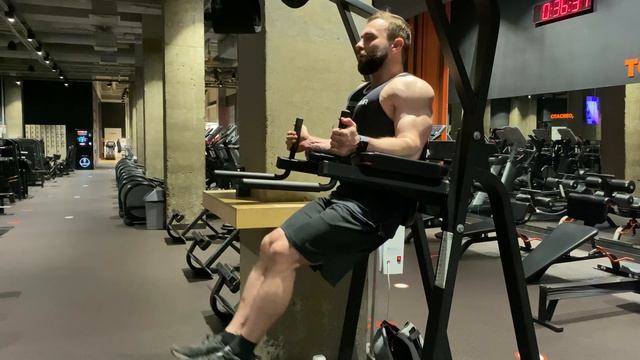 Подъём ног в висе