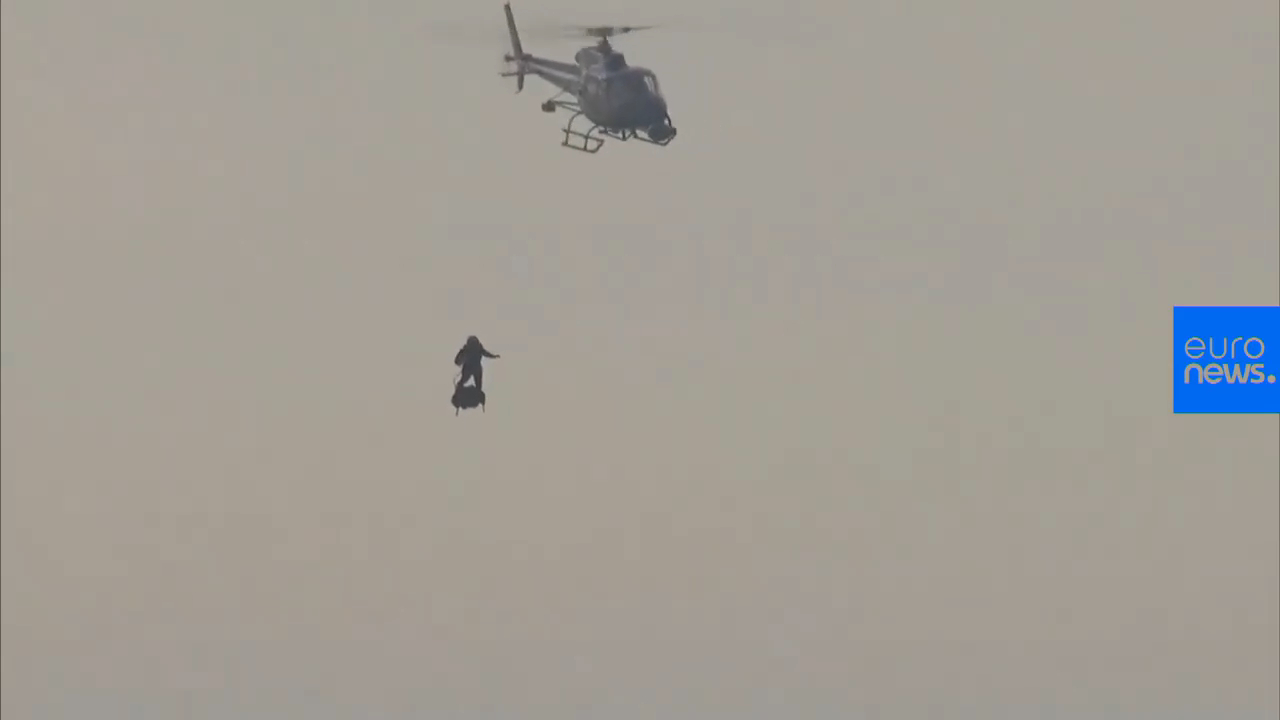 Француз преодолел Ла-Манш на «летающей доске» смотреть онлайн