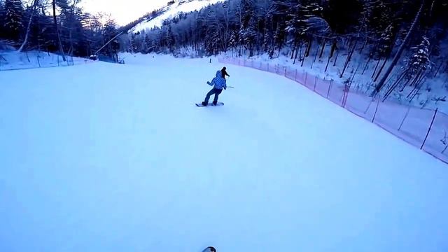 Девушка учиться на сноуборде/(girl On Snowboard)