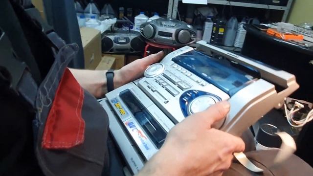 МУЗЫКАЛЬНЫЙ ЦЕНТР AIWA NSX - SZ20 БУДЕМ РАЗБИРАТЬ И МЕНЯТЬ ПАСИКИ, ЗВУК ПЛАВАЕТ. смотреть онлайн