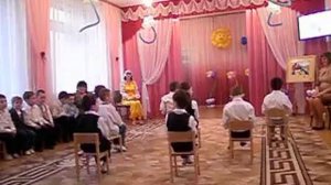 Танец мальчиков на стульях