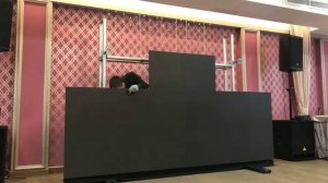 Монтаж светодиодного экрана 3x2м , каркас из алюминиевых ферм на ногах от пола.