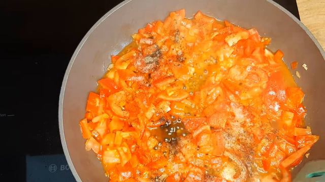 Таких вкусных яиц с помидорами вы еще не ели! Простейший завтрак за 5 минут!