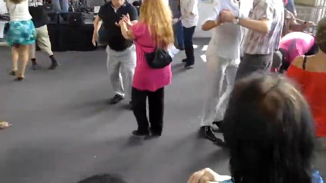 Уличный концерт в метро Парижа 1 смотреть онлайн