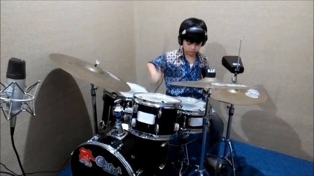 KIDS PLAYING DRUM - ANGRY BIRDS DRUM COVER смотреть онлайн