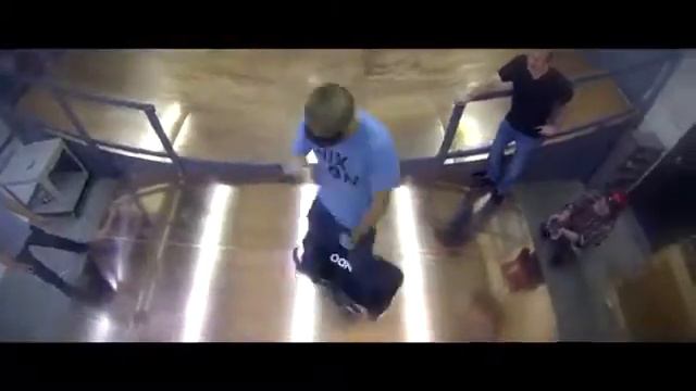 Tony Hawk тестирует летающий скейт 640x480 смотреть онлайн