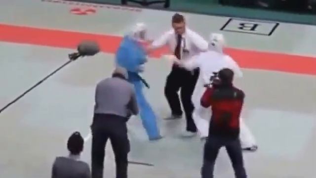 День у судьи не задался, явно психанул, прикол смотреть онлайн