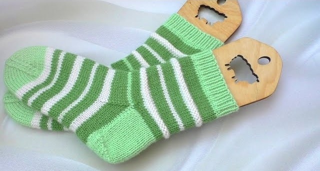 Смена нити другого цвета при вязании по кругу. Незаметный переход цвета в полостых изделиях. смотреть онлайн