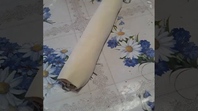 Рулетики из слоёного теста с безе и орехами. смотреть онлайн
