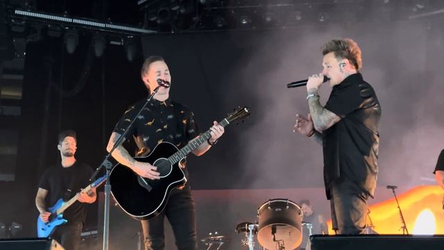 Papa Roach - Leave a Light On (Live) 4K смотреть онлайн