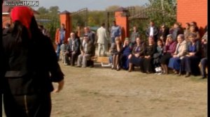 Чеченская свадьба. Зажигательная лезгинка. Девушка и парень танцует на свадьбе