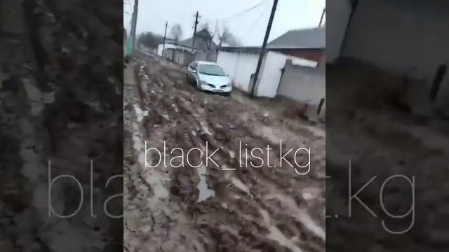 В жилмассиве «Ак-Тилек» машины тонут в грязи смотреть онлайн