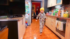 Женя болеет, а Сеня не хочет делится апельсином