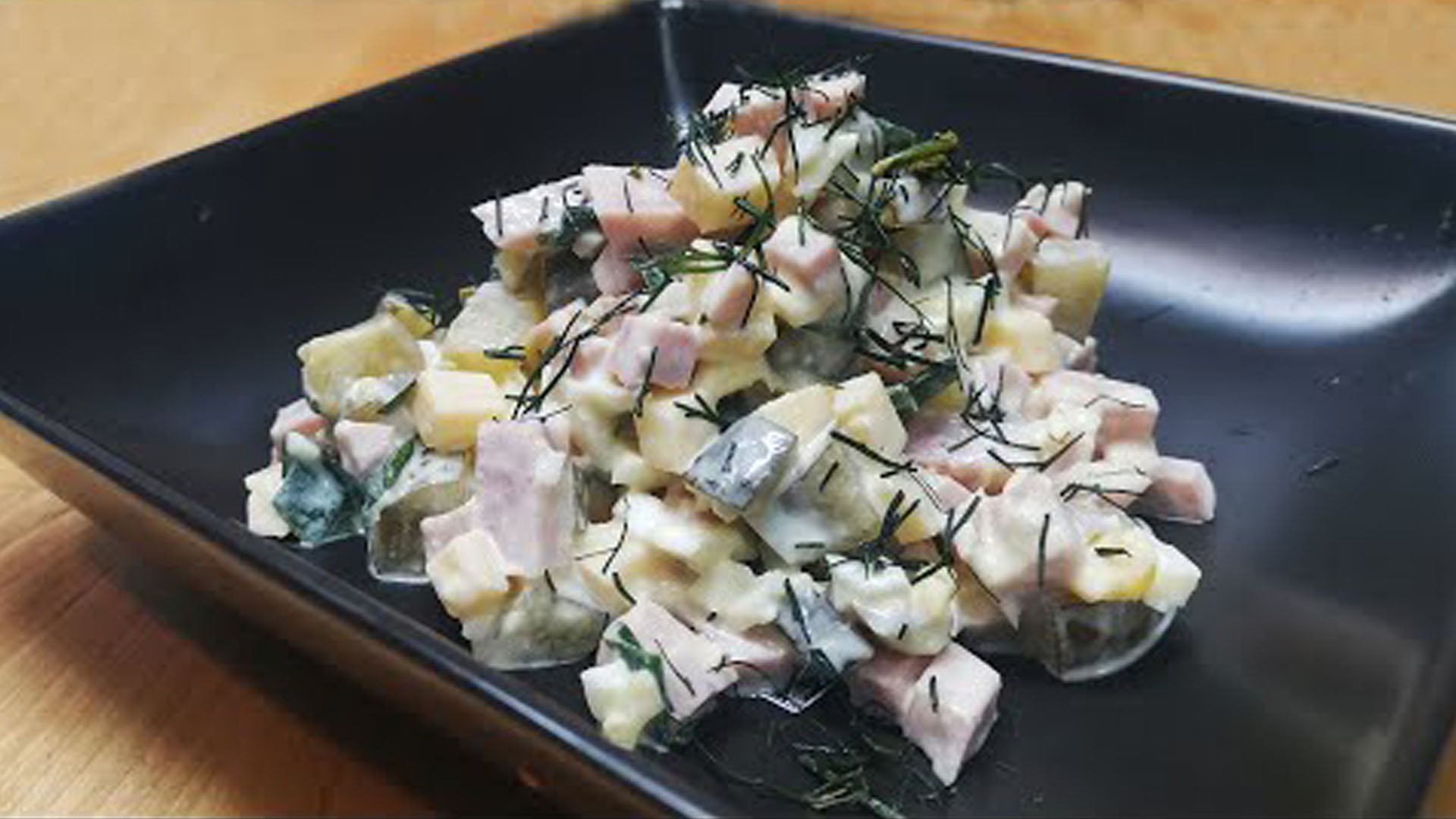 Салат с солеными огурцами, ветчиной и сыром смотреть онлайн