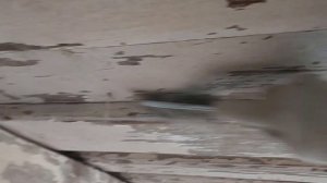 ПЕРЕДЕЛКА. Освобождаю старинный балочный потолок в сельском доме.