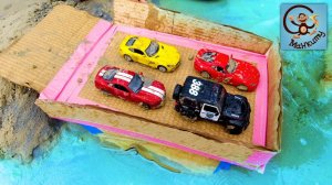 Строим Корабль для игрушек - Полицейская Машина, Желтая Машина и Красные Машинки. Манкиту