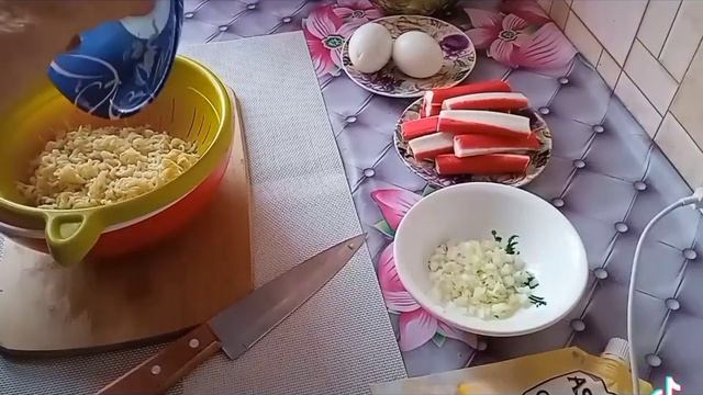 КРАБОВЫЙ КУЧЕРЯВЫЙ САЛАТ смотреть онлайн