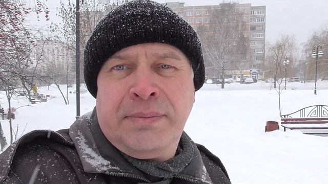 Человек зимой. Зима, снег идёт смотреть онлайн