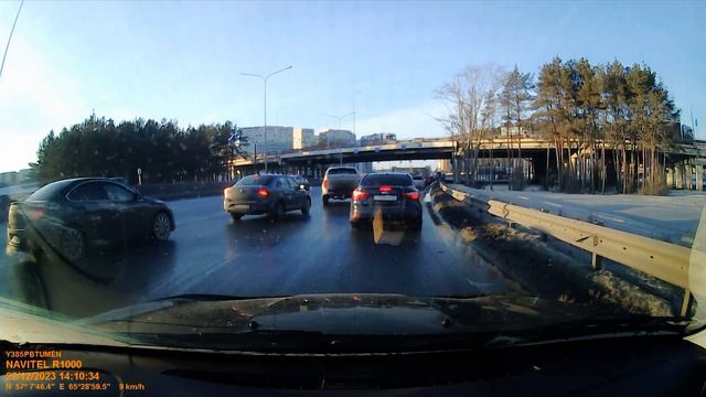 Кто кому уступает? смотреть онлайн
