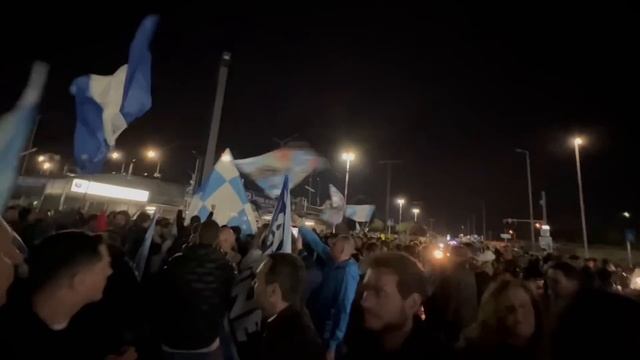 Napoli atteso a Capodichino, già migliaia di tifosi in strada a festeggiare! смотреть онлайн