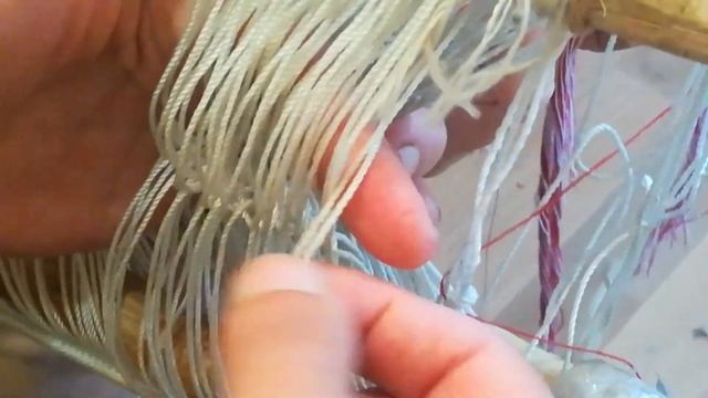 3 этап заправки ткацкого станка. Вдевание основы в нитченки. смотреть онлайн