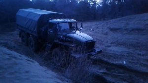 Военный Урал выезжает из танкового капанира!