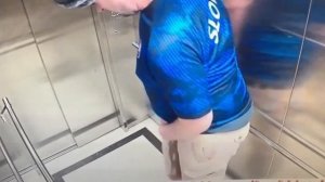 Уписался в лифте