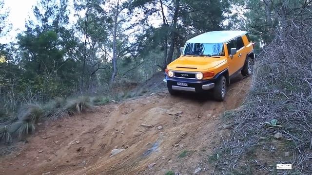 Вот это КРУЗАК! Нива и УАЗы не нужны: обзор Toyota FJ Cruiser смотреть онлайн