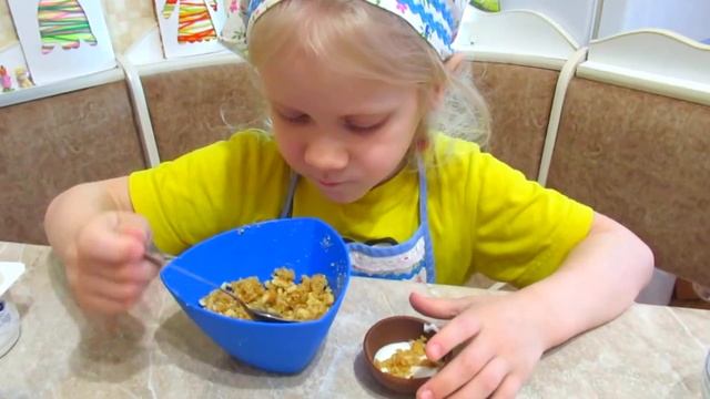 Бэла открывает шоколадные шары Chupa Chups с сюрпризом и готовит из них ОРИГИНАЛЬНЫЙ ДЕСЕРТ смотреть онлайн