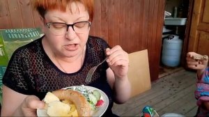 Мукбанг на дачеСемейный МукбангМного зелени и купаты.mp4