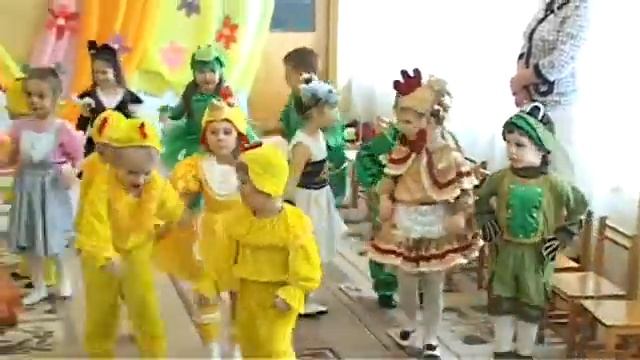 Весенний утренник. Общий танец. Младшая. смотреть онлайн