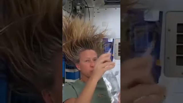 Уход за волосами в космосе/Как моют голову в космосе #уходзаволосами смотреть онлайн