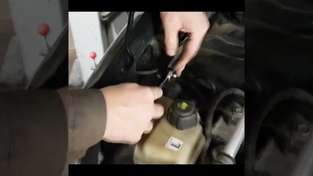 Установка газового упора амортизатора капота на Qashqai J10 смотреть онлайн