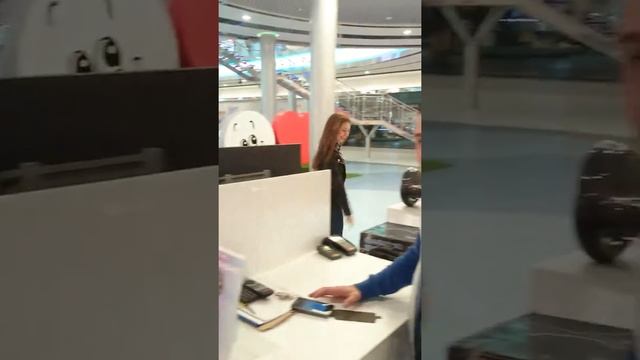 Красивая девушка катается на гироскутере в трц Радуга смотреть онлайн