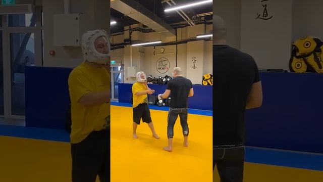 Боксёр проверил шлем для Кудо)) смотреть онлайн