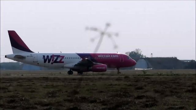 Wizz Air landing and taxi in Debrecen Airport смотреть онлайн