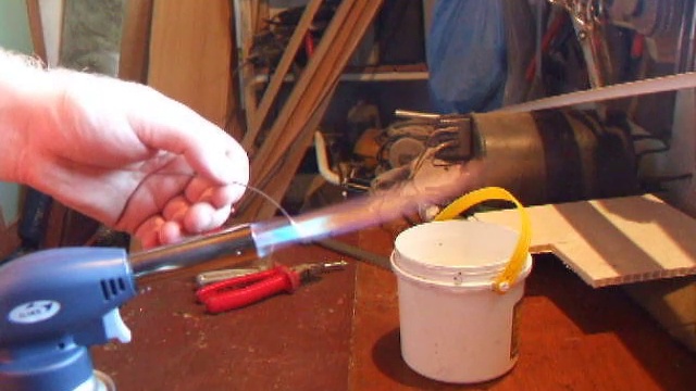 Плавим проволоку 1 мм газовой горелкой. смотреть онлайн