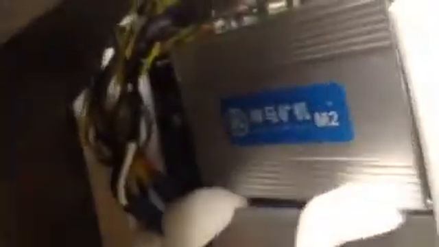 Пристроил два асика на подоконнике балкона