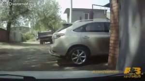 Под машиной провалилась земля
