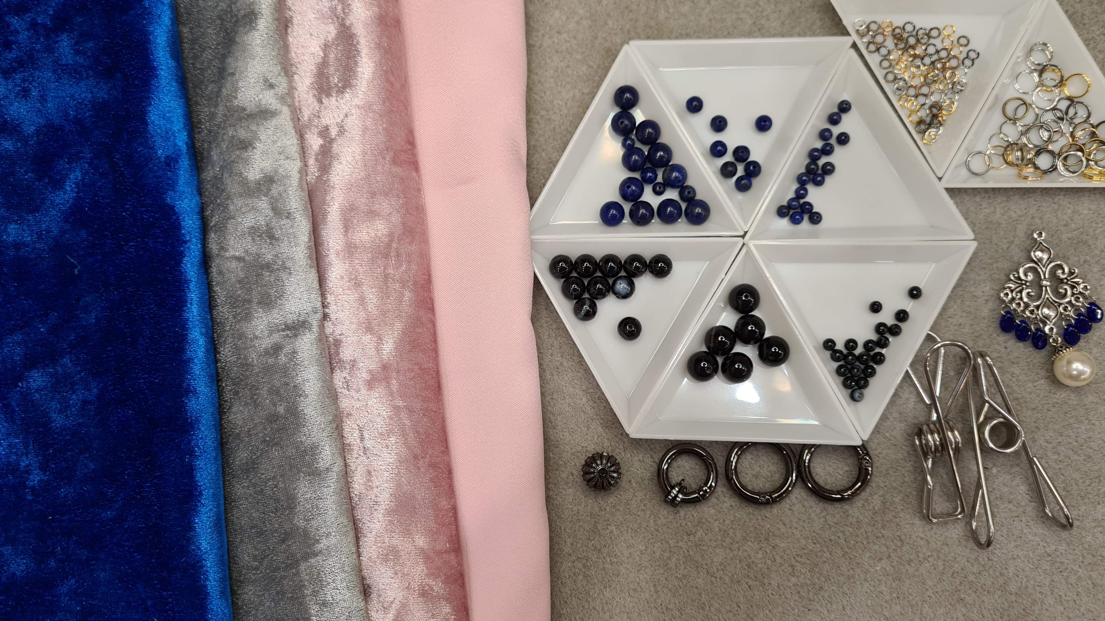 AliExpress🛒Бархат, атлас, универсальные зажимы, бусины и взаимозаменяемая фурнитура. смотреть онлайн