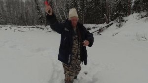 Зимняя рыбалка на хариуса под конец декабря 2022. В поиске хариуса. Этот хорёк сделал всю рыбалку.