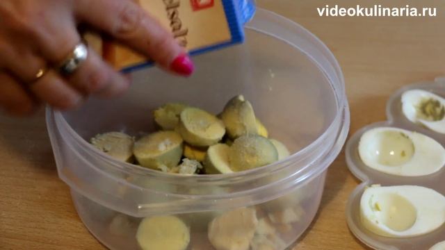 Фаршированные яйца с красной икрой от videokulinaria.ru смотреть онлайн