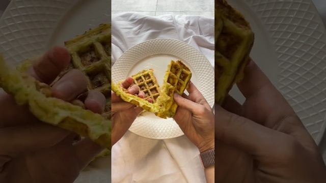 Вафли из кабачка: натерли кабачок, посолили, отжали, добавили яйцо и 1-2 ложки муки. Выпекаем ? смотреть онлайн