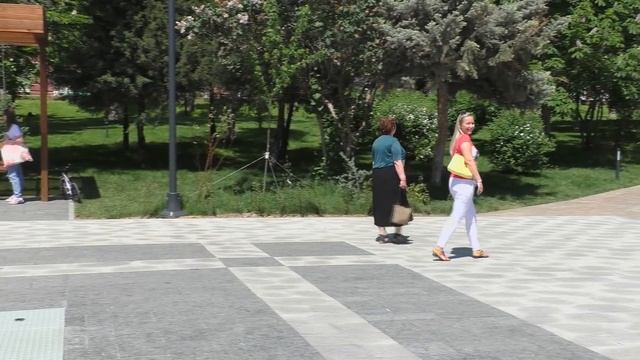 По обновленной верхней террасе центральной набережной Волгограда смотреть онлайн