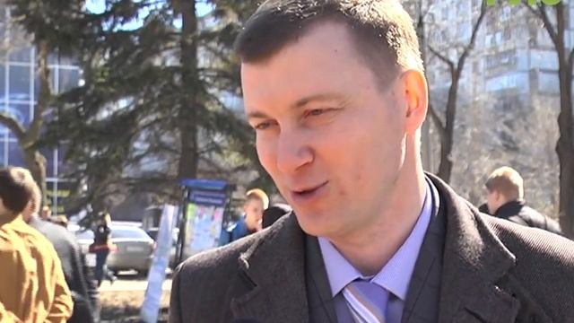 Активисты программы "Чистый город" не боясь пыли и грязи, навели порядок на Аллее памяти смотреть онлайн