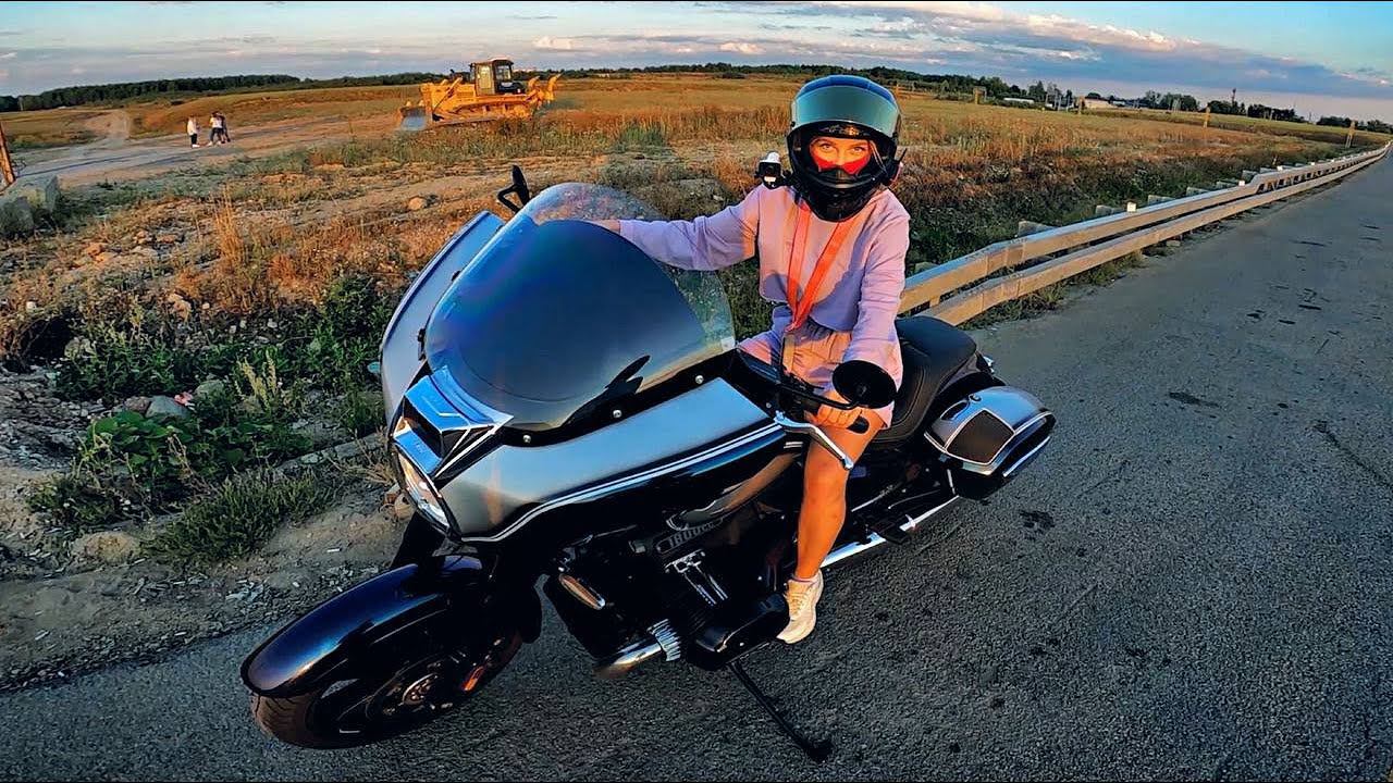 Стюардесса Виолетта в восторге от моего BMW R18 B | Красавица держалась до последнего 7 смотреть онлайн