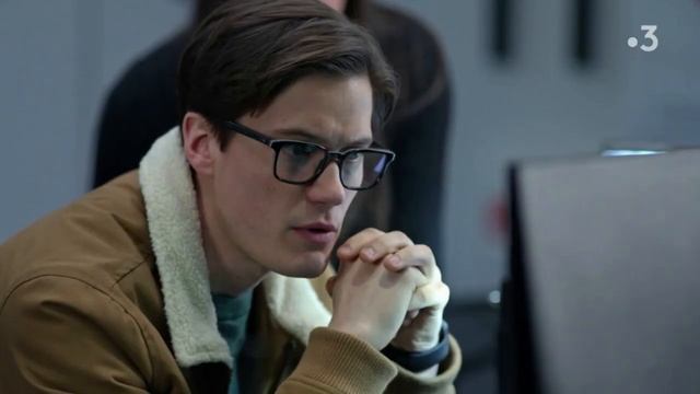 Serie Rex and Hudson : Rex must pass through an air duct for a hostage taking смотреть онлайн