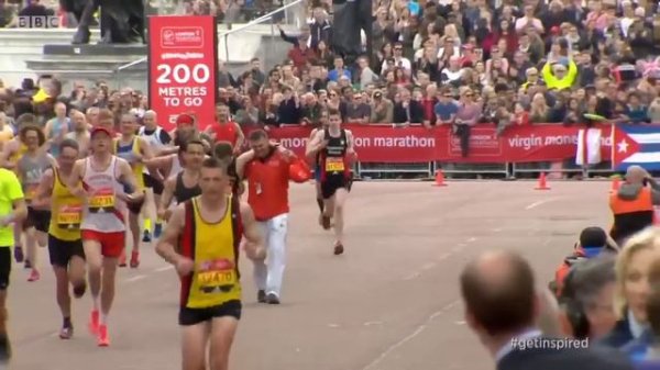 AMAZING FOOTAGE London Marathon Runner Helps Exhausted Competitor Over Finish Line
