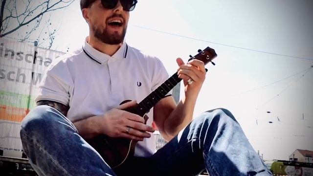Ukulele -Eric Idle (Monty Python) - Always look on the bright side of life (life of Brian) смотреть онлайн